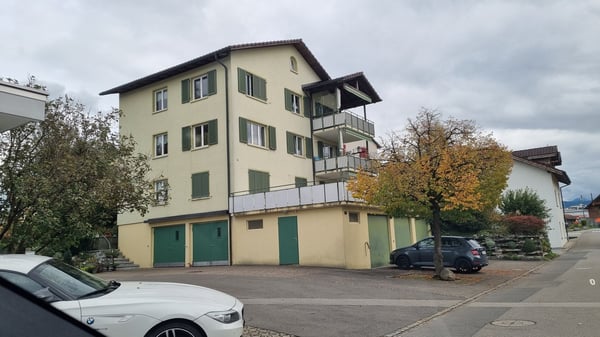 Grosszügige 1-Zimmer-Dachwohnung mit Aussicht in Cham 2