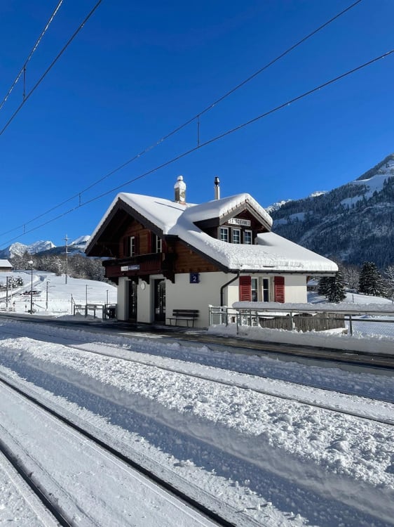 Magnifique ancienne gare du MOB rénovée aux Sciernes d’Albeuve 12