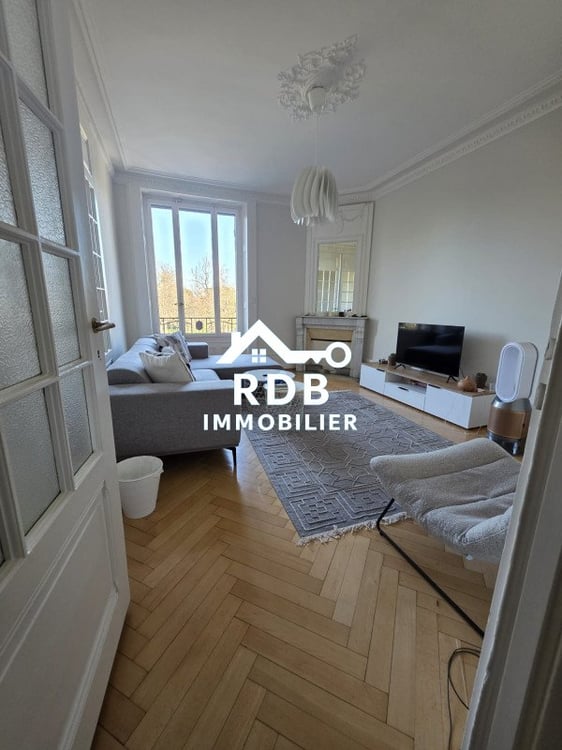 Magnifique appartement de 5,5 pièces au 1er étage situé à Genève 1202 2