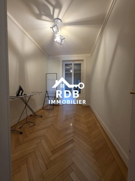 Magnifique appartement de 5,5 pièces au 1er étage situé à Genève 1202 5