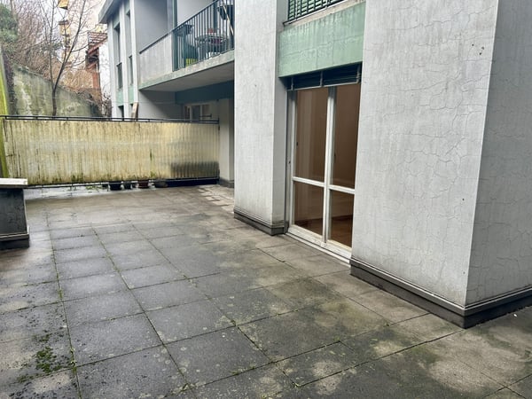 Proche de toutes les commodités et avec terrasse 5