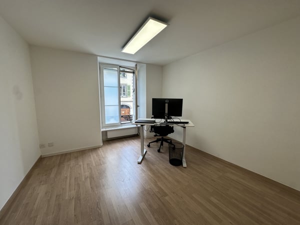 Joli bureau lumineux, bien situé 6