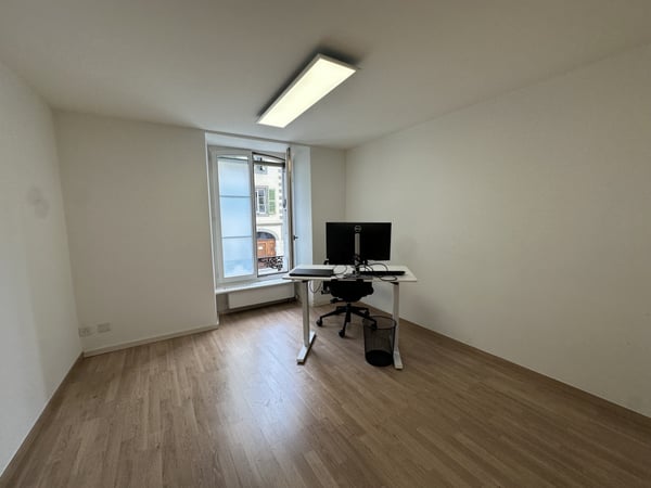 Joli bureau lumineux, bien situé 3