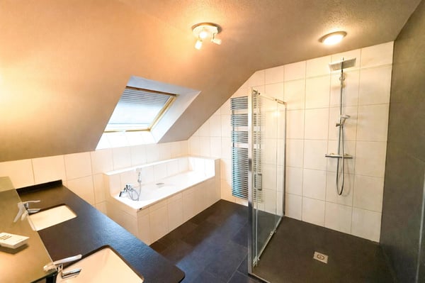 En France, Village-Neuf : L'Appartement 4 Pièces Premium aux Prestations Uniques 5