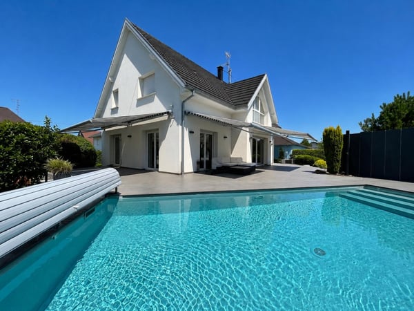Villa d'exception avec piscine aux portes de Bâle, en France 1