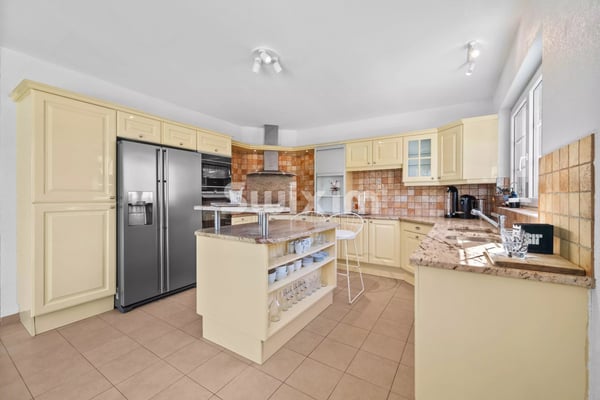 Exceptionnelle Villa de 6.5 pièces ! Volumes spacieux et jardin, vivez entre Lac 3