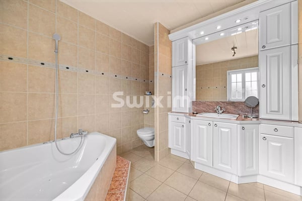 Exceptionnelle Villa de 6.5 pièces ! Volumes spacieux et jardin, vivez entre Lac 8