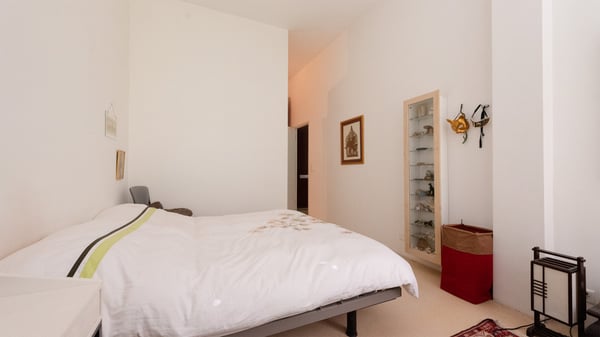 Loft avec jardin grand comme une maison + 4 parking. À 20 min du Flon 6