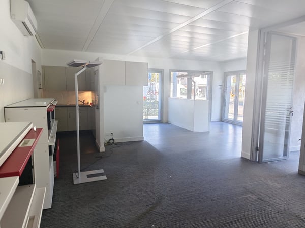 Arcade moderne de 65 m² climatisée, 3 places de parking 3
