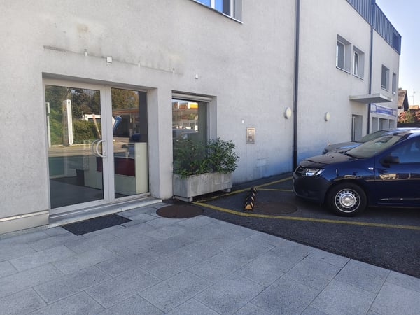 Arcade moderne de 65 m² climatisée, 3 places de parking