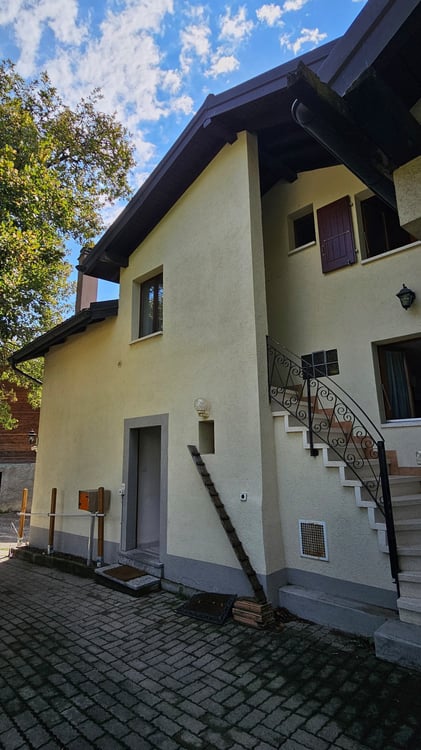 Maison de village de plusieurs appartements et annexes 6