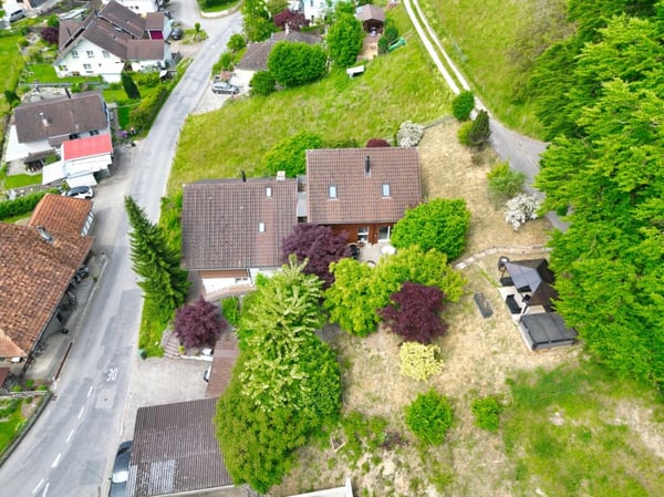 Grosszügiges Generationenhaus an sonniger Hanglage mit traumhafter Weitsicht ins Grüne 2