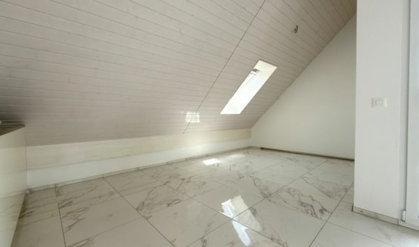 Moderne & helle Dachwohnung mit Klimaanlage & Solaranlage 5