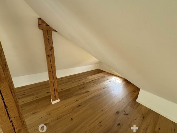 Sonnige Dachwohnung mit Sichtbalken und besonderem Charme 7
