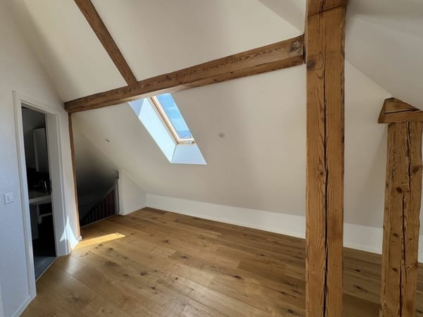 Sonnige Dachwohnung mit Sichtbalken und besonderem Charme 5