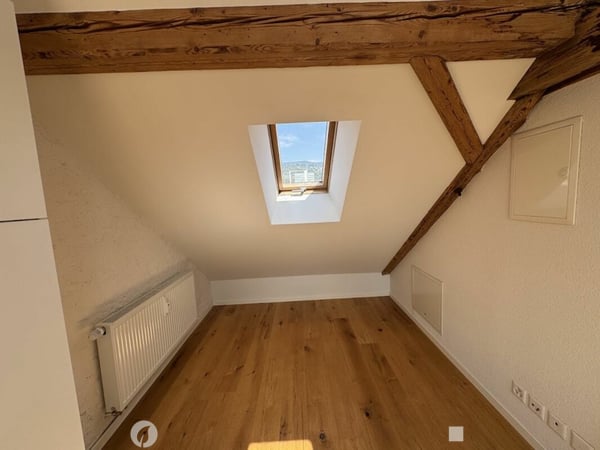 Sonnige Dachwohnung mit Sichtbalken und besonderem Charme 6