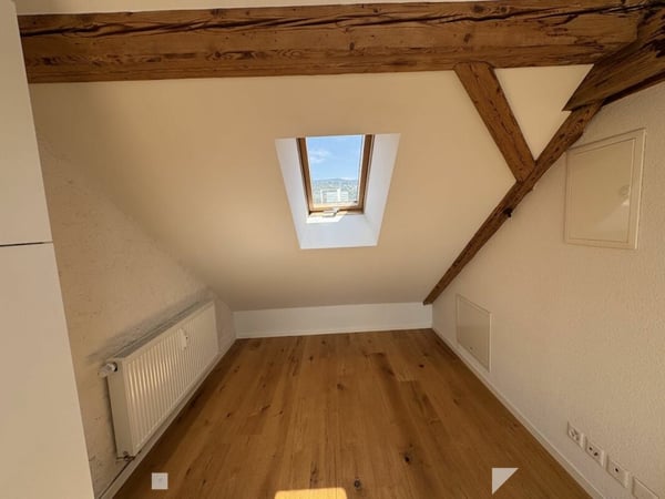 Sonnige Dachwohnung mit Sichtbalken und besonderem Charme 6