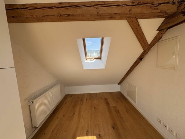 Sonnige Dachwohnung mit Sichtbalken und besonderem Charme 6