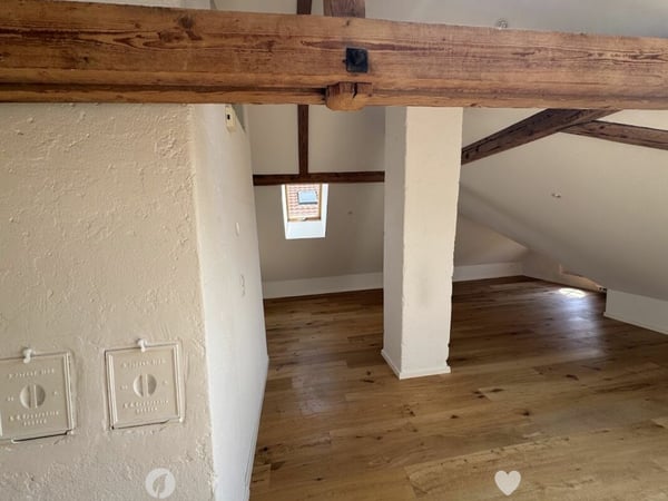 Sonnige Dachwohnung mit Sichtbalken und besonderem Charme 4