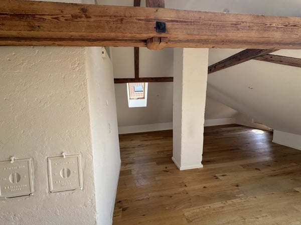 Sonnige Dachwohnung mit Sichtbalken und besonderem Charme 4