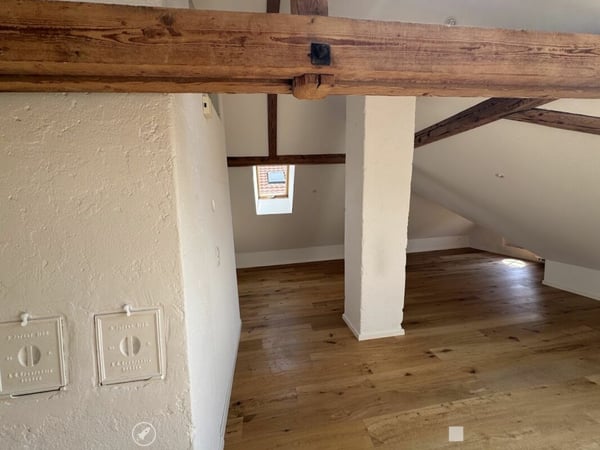 Sonnige Dachwohnung mit Sichtbalken und besonderem Charme 4