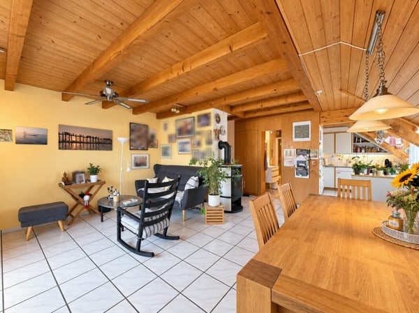 Charmante Dachwohnung mit Cheminée, grossem Balkon und Weitsicht 2