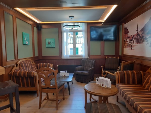 Gastronomiebetrieb und Verkaufsladen mit Nebenräumen im Unter- und Dachgeschoss 4