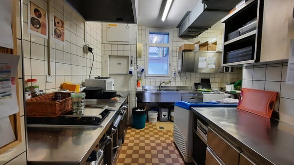 Gastronomiebetrieb und Verkaufsladen mit Nebenräumen im Unter- und Dachgeschoss 8