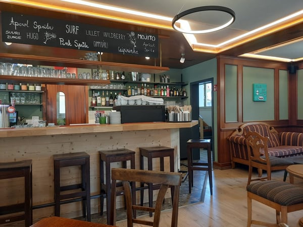 Gastronomiebetrieb und Verkaufsladen mit Nebenräumen im Unter- und Dachgeschoss 1