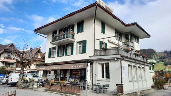 Gastronomiebetrieb und Verkaufsladen mit Nebenräumen im Unter- und Dachgeschoss 9