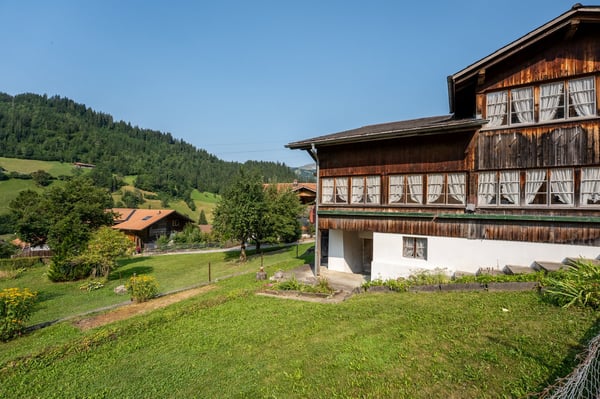 Gemütliches Mehrfamilien-Wohnhaus mit Potential 2