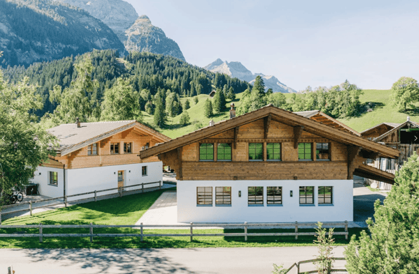 Modernes Einfamilienchalet mit Carport - Erstwohnung 1