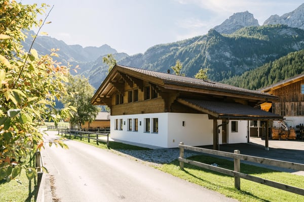 Modernes Einfamilienchalet mit Carport - Erstwohnung 2