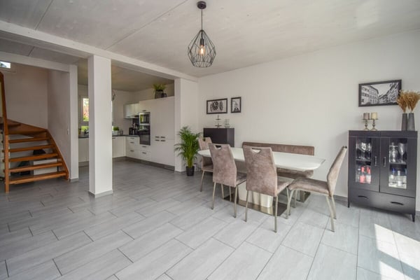 Doppeleinfamilienhaus an familienfreundlicher Lage in Riedt bei Erlen 3