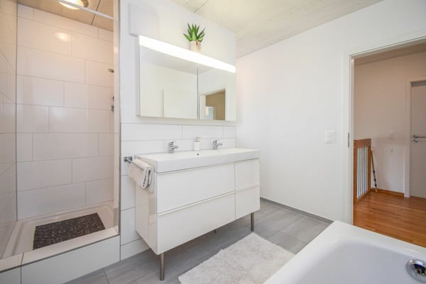 Doppeleinfamilienhaus an familienfreundlicher Lage in Riedt bei Erlen 16