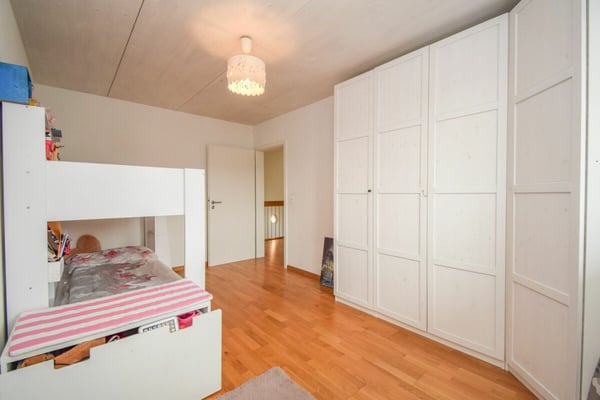 Doppeleinfamilienhaus an familienfreundlicher Lage in Riedt bei Erlen 12