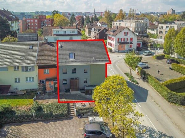 8.5-Zimmer-Einfamilienhaus mit modernem Ausbau und nachhaltiger Technik 3