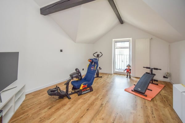 8.5-Zimmer-Einfamilienhaus mit modernem Ausbau und nachhaltiger Technik 18