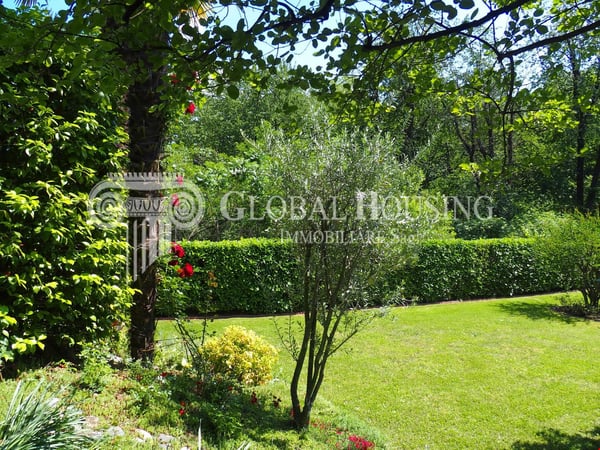Schmuckes Haus mit idyllischem Garten / Incantevole villa con giardino idilliaco 8