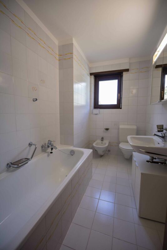 Gorduno: vendiamo bella residenza a reddito di tre grandi appartamenti