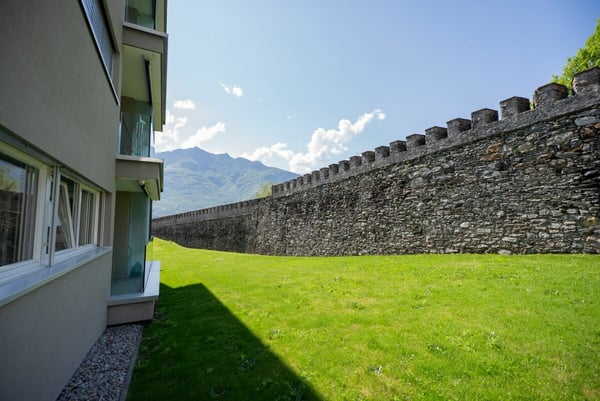 Vendiamo a Monte Carasso bel 4.5 locali attorniato dalla murata