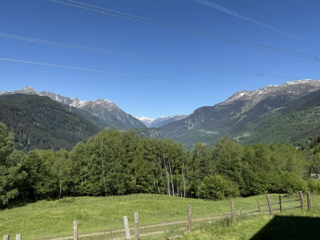 Vendiamo in luogo idilliaco bel rustico in legno e pietra