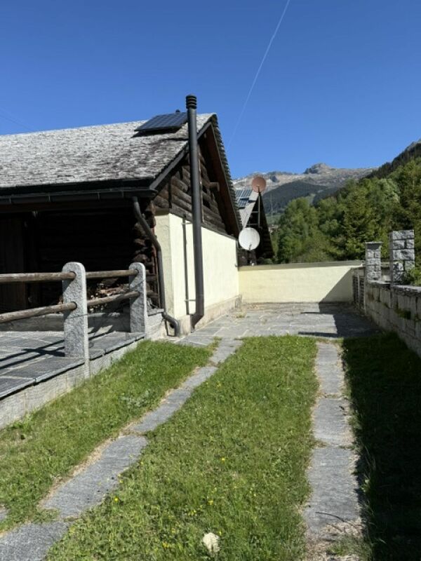 Vendiamo in luogo idilliaco bel rustico in legno e pietra