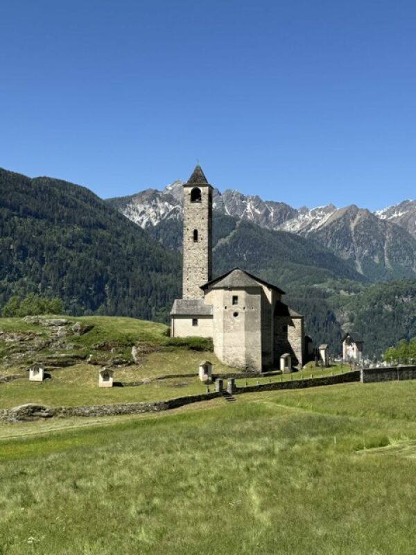 Vendiamo in luogo idilliaco bel rustico in legno e pietra