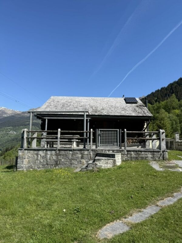 Vendiamo in luogo idilliaco bel rustico in legno e pietra