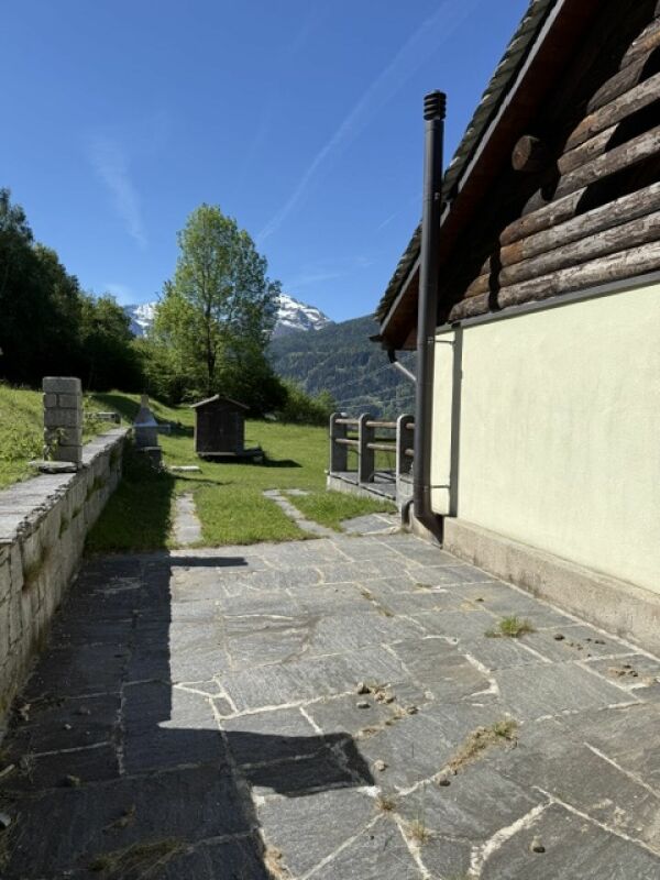 Vendiamo in luogo idilliaco bel rustico in legno e pietra