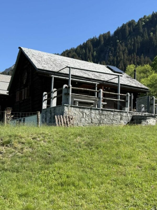 Vendiamo in luogo idilliaco bel rustico in legno e pietra