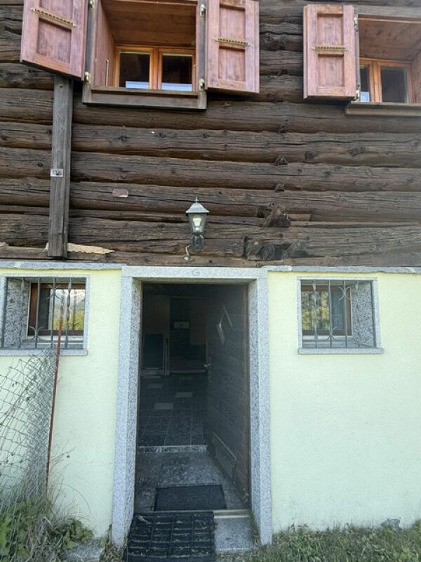 Vendiamo in luogo idilliaco bel rustico in legno e pietra