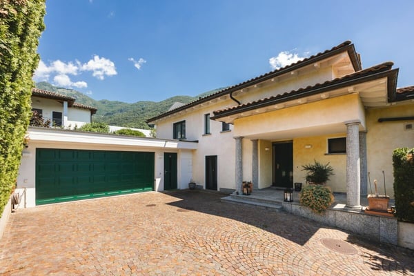 Villa con piscina a Cadro 2