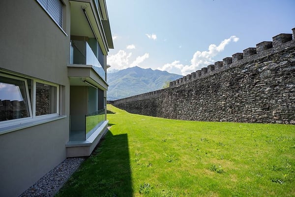 Vendiamo a Monte Carasso bel 2.5 locali nel verde 1